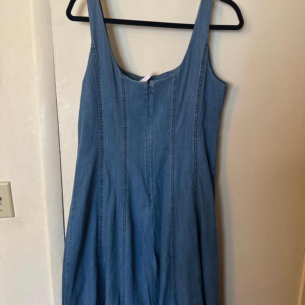 Brand new with tags Banana Republic dress. Very elegant.